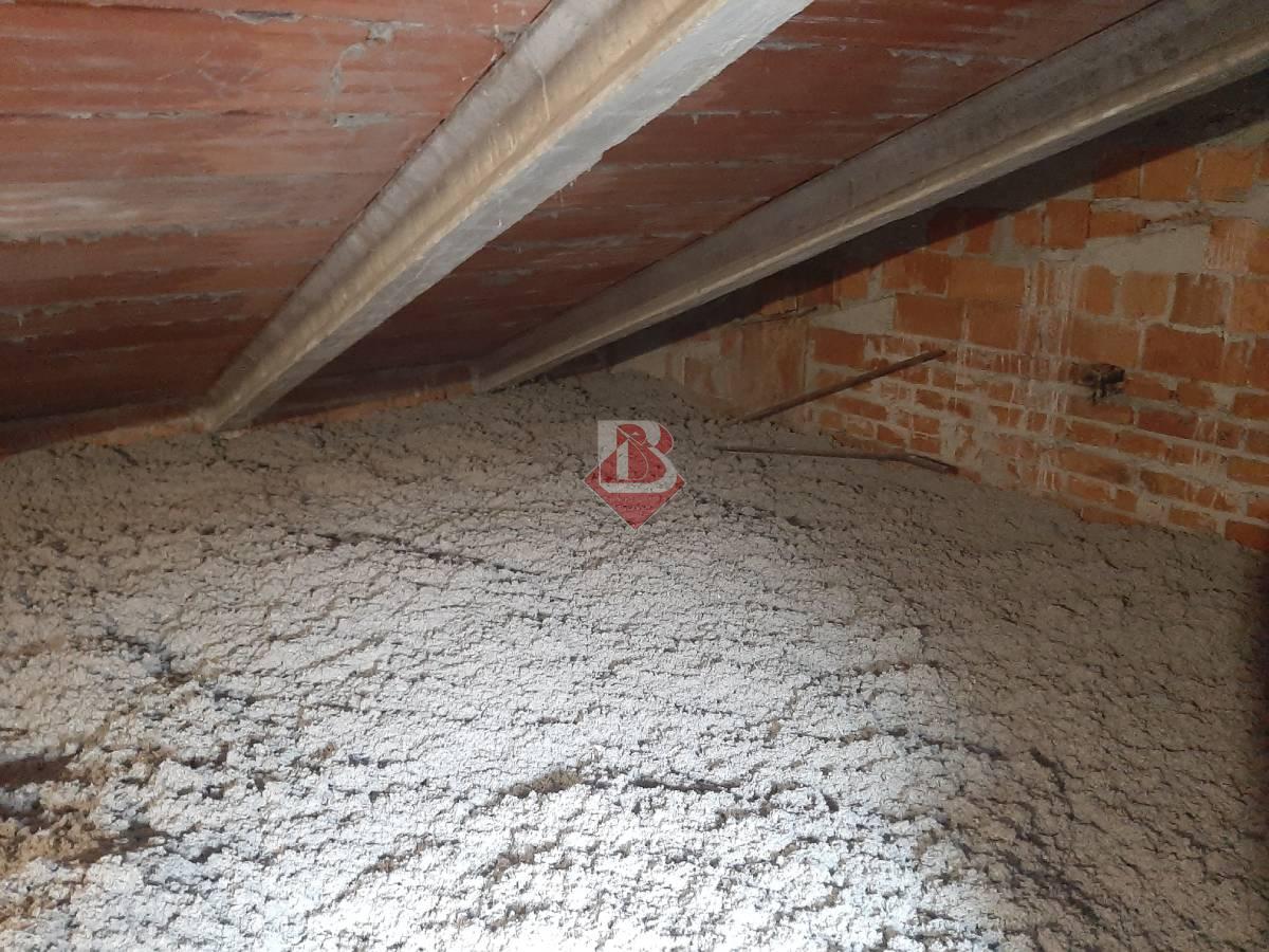 Isolamento del Sottotetto con Fibra di Cellulosa a Modena Sottotetto isolato con insufflaggio di fibra di cellulosa a Modena, mostrando una copertura completa e uniforme del materiale isolante.