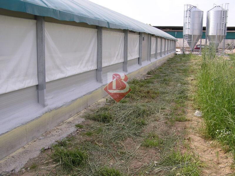 Isolamento con poliuretano su un edificio agricolo a Cremona, migliorando l’efficienza energetica e la protezione dagli agenti atmosferici.