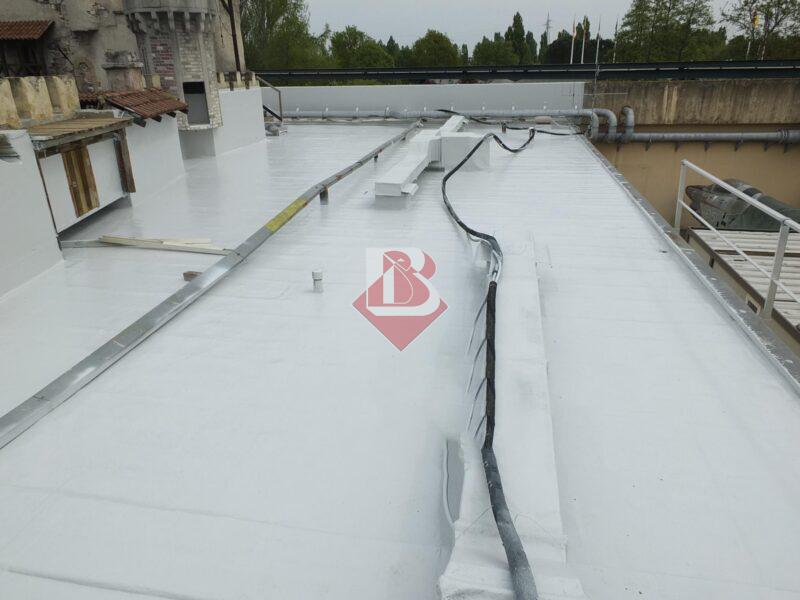 Tetto industriale impermeabilizzato con poliurea a Cremona, rivestimento continuo e resistente per protezione contro infiltrazioni e agenti atmosferici.