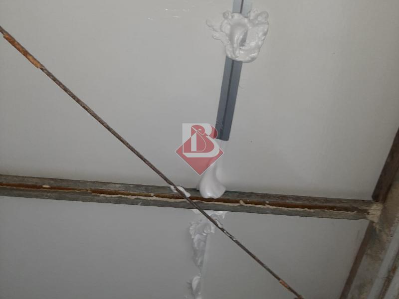 Intervento di insufflaggio con schiuma ureica all’interno di una parete a Parma, durante un’operazione di isolamento termico con fuoriuscita visibile del materiale isolante.