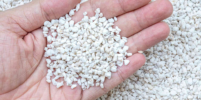 Granuli di perlite espansa utilizzati per l’insufflaggio nelle intercapedini murarie a Cremona, ideali per un isolamento termico naturale e non invasivo.