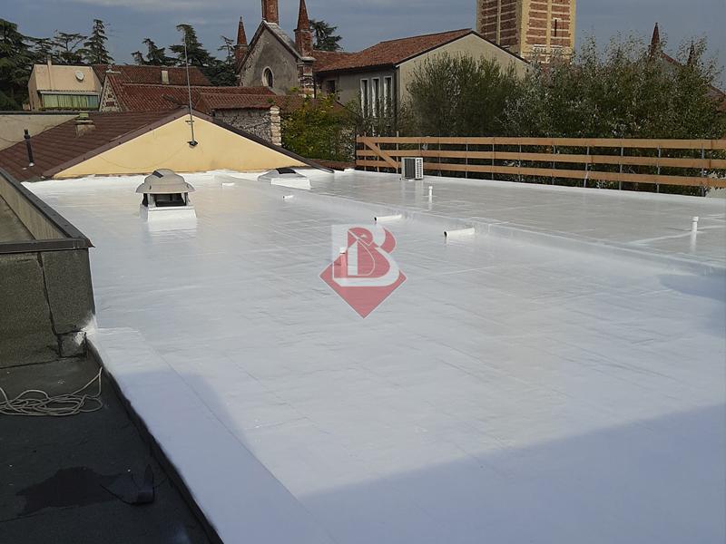 Impermeabilizzazione tetto piano a Cremona con rivestimento impermeabile professionale Intervento professionale di impermeabilizzazione tetto piano a Cremona con rivestimento impermeabile in poliurea bicomponente per protezione duratura contro infiltrazioni e umidità.