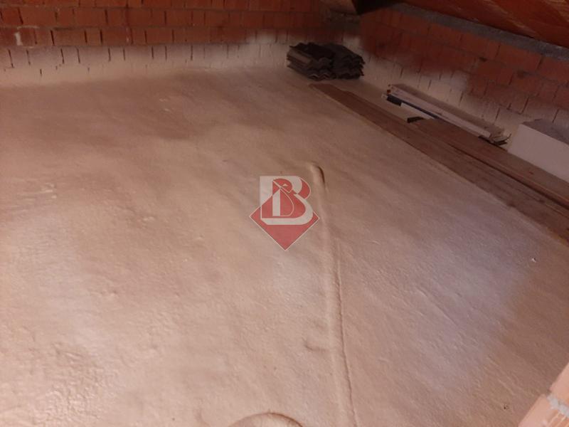 Intervento di isolamento in poliuretano a spruzzo in un sottotetto a Reggio Emilia per proteggere la casa dall’autunno umido, ridurre l’umidità e migliorare il comfort abitativo.