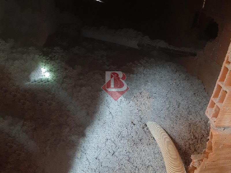Intervento di insufflaggio con fibra di cellulosa in un sottotetto a Parma per migliorare l’isolamento termico e proteggere la casa dal freddo e dalle gelate invernali.