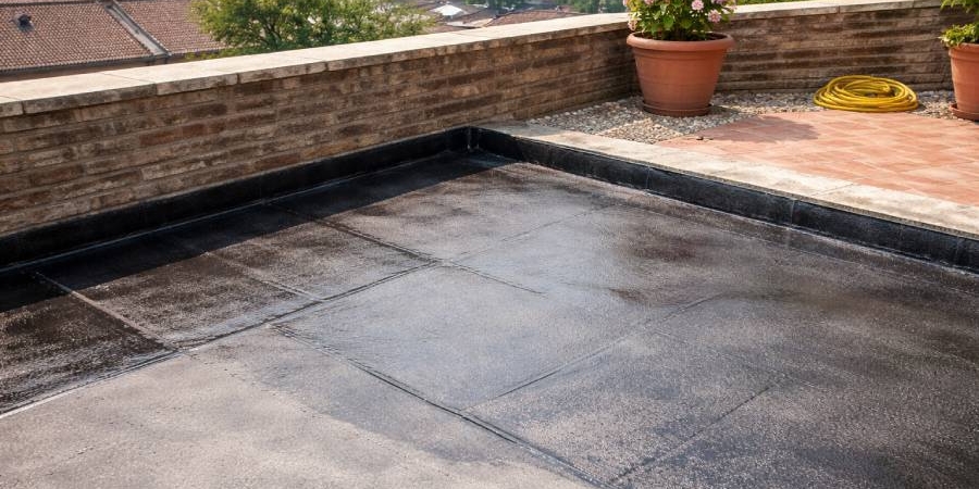 Terrazzo impermeabilizzato a Goito pronto per la stagione delle piogge con guaina protettiva contro infiltrazioni d’acqua.